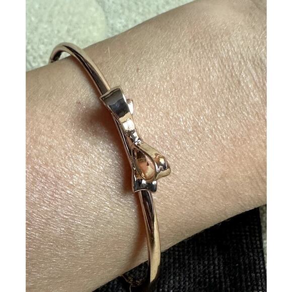 Kate Spade Gold Bow Skinny Bangle Women's Bracelet Jewelry - Picture 1 of 6